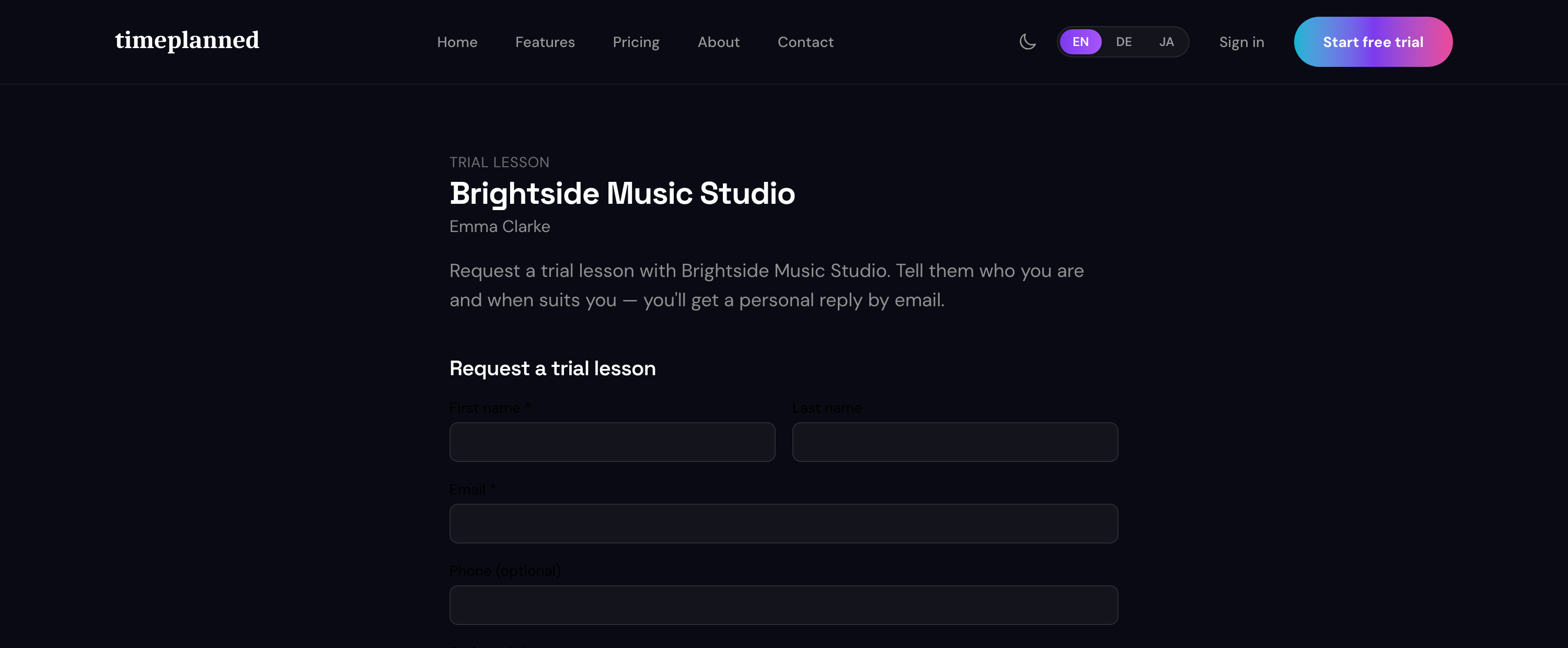 A studio's public booking page with a trial-lesson request form